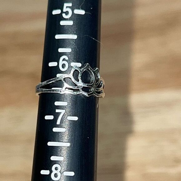 Distressed Silver Toned Open Lotus Flower Outline Ring, Women’s Size: 6.5 - Picture 4 of 6